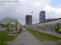 East-Side Gallery mit Living-Levels-Hochhaus