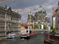 Baustelle für das Berliner Stadtschloss an der Spree mit Berliner Dom