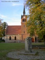 Dorfkirche in Französisch-Buchholz mit dem Denkmal an die französischen Hugenotten