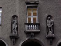 Statuen am Neuen Stadthaus in der Parochialstraße im Klosterviertel