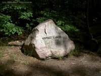 Gedenkstein für Wilfried Langer an der Wilfried-Langer-Eiche