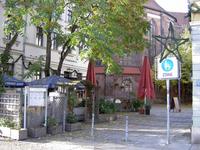Eiergasse mit dem Biergarten und Brunnen am Restaurant Paddenwirt im Berliner Nikolaiviertel
