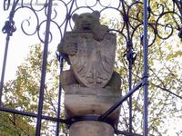 Berliner Bär mit Adler-Wappen auf der 6 Meter hohen Säule des Gründungsbrunnen, auch Wappenbrunnen genannt, von 1987 im Berliner Nikolaiviertel