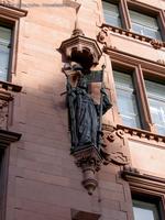 Statue einer Kurfürstin von Brandenburg an der Fassade des Kurfürstenhaus am Spreeufer im Berliner Nikolaiviertel