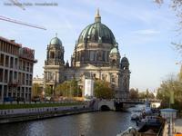 Berliner Dom an der Spree mit der Baustelle vom Berliner Stadtschloß im Jahr 2014