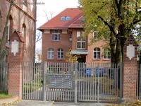 Tor und das Gartenhaus vom ehemaligen Jüdischen Arbeiterheim und Familienheim von 1901 in der Smetanastraße im Komponistenviertel in Berlin-Weißensee