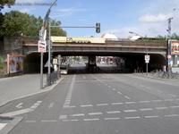 Karl-Marx-Straße mit Eisenbahnbrücke der Ringbahn
