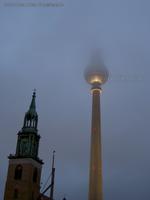 Marienkirche mit dem Fernsehturm in den Wolken