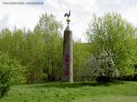 Turm mit Wetterhahn und Windrose in Hellersdorf