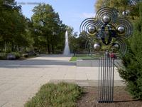 Rosengarten mit Springbrunnen und Festivalblume im Treptower Park