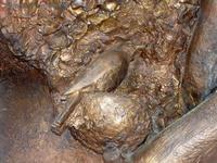 Vogel im Nest Baumdenkmal Bronzeskulptur