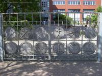 Tor der Knobelsdorff-Schule mit Zunftzeichen
