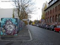 Wiesenweg mit Gebäude vom Umspannwerk des Energiekombinats Ost und Graffiti von Herr von Bias in Berlin-Lichtenberg