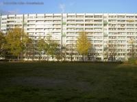 DDR-Plattenbau an der Parkanlage Grünes Band im Neubaugebiet Frankfurter Allee Süd in Berlin-Lichtenberg