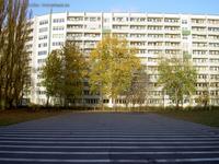 DDR-Plattenbau an der Parkanlage Grünes Band im Neubaugebiet Frankfurter Allee Süd in Berlin-Lichtenberg