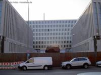 Zentrale des BND in Berlin mit dem Faustkeil-Monolith aus Corten-Stahl von Stefan Sous