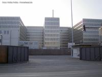 Einfahrt mit Tor der Zentrale des BND in Berlin