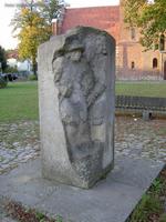 Denkmal an die französischen Hugenotten an der Dorfkirche in Französisch-Buchholz