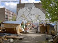 Cuvrybrache Slum mit BLU Graffiti Goldene Kette