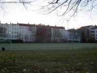 Sportplatz an der Hauffstraße mit Häusern an der Kaskelstraße in der Victoriastadt in Berlin-Lichtenberg