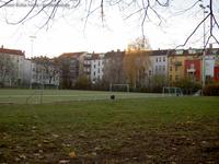 Sportplatz an der Hauffstraße mit Häusern an der Spittastraße in der Victoriastadt in Berlin-Lichtenberg