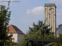 Wasserturm Heinersdorf mit Schulgebäude