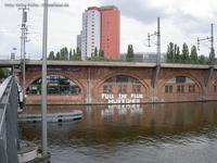 Stadtbahnviaduktbögen an der Michaelbrücke, mit Graffiti Pull the Plug an der Spree.
