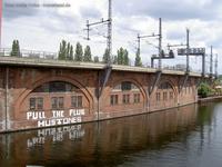 Stadtbahnviaduktbögen an der Michaelbrücke mit Graffiti Pull the Plug an der Spree