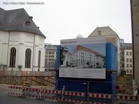 Bautafel mit Baustelle der Wohnanlage Klostergärten in Berlin