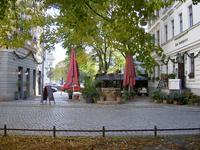 Eiergasse mit dem Brunnen und Biergarten am Restaurant Paddenwirt im Berliner Nikolaiviertel