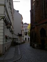 Nikolaikirchplatz mit dem Paddenwirt, den Bürgerhäusern und der Nikolaikirche im Berliner Nikolaiviertel