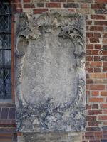 Alter Grabstein aus Sandstein mit den Jahreszahlen 1695 und 1713 an der Nikolaikirche im Berliner Nikolaiviertel