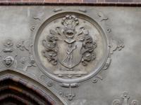 Reliefmedaillon mit Wappen der Familie Kötteritzsch oder Diestelmeier am Südportal der Nikolaikirche im Berliner Nikolaiviertel