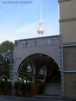 Arcaden an der Rathausstraße mit dem Fries der sozialistischen Geschichte Berlins von Gerhard Thieme im Berliner Nikolaiviertel