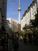 Wohn- und Geschäftsstraße Am Nußbaum, mit dem Fernsehturm, im Berliner Nikolaiviertel