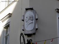 Medaillon mit Reliefporträt eines unbekannten Mannes an Hausecke Poststraße/Propststraße im Berliner Nikolaiviertel