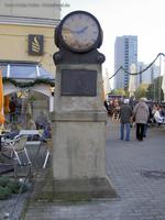 Berliner Normalsekundenuhr am Spreeufer im Berliner Nikolaiviertel