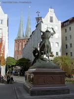 Statue des Heiligen Georg als Drachentöter am Spreeufer im Berliner Nikolaiviertel