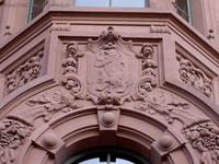 Wappen mit einem Bären an der verzierten Fassade des Kurfürstenhaus am Spreeufer im Berliner Nikolaiviertel