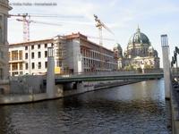 Blick vom Spreeufer im Nikolaiviertel zur Baustelle des Berliner Stadtschloß, mit Berliner Dom und neuer Rathausbrücke