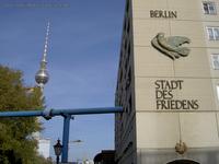 Berlin - Stadt des Friedens mit Friedenstaube und Wappen an einer Hausfassade im Berliner Nikolaiviertel