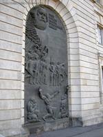 Sozialistische bronzene Plastik links neben dem Hauptportal am Neuen Marstall in Berlin