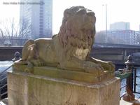 Löwenfigur am Spreeufer im Berliner Nikolaiviertel