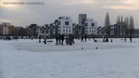 Eishockey und Schlittschuhlaufen auf dem Rummelsburger See