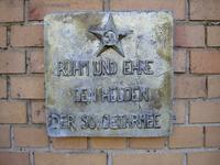 Gedenktafel an der Gedenkstätte für die Helden der Sowjetarmee an der Erlöserkirche Berlin-Lichtenberg