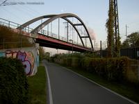 Zobtener Weg mit der Eisenbahnbrücke der Verbindung Berliner Ringbahn mit Niederschlesisch-Märkische Bahn in Berlin-Rummelsburg