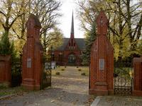 Portal mit der Kapelle von 1889 des St. Hedwig-Friedhofs in der Smetanastraße im Komponistenviertel in Berlin-Weißensee