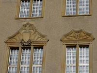Verzierungen mit Wappenschild und Initialen über den Fenstern am Amtsgericht Weißensee von 1906 in der Parkstraße in Berlin-Weißensee