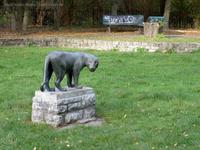 Skulptur Jaguar von Heinrich Drake aus dem Jahr 1960 im Park an der Amalienstraße am Weißen See in Berlin-Weißensee