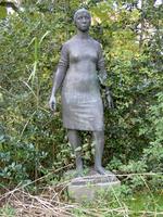 Skulptur Trümmerfrau von Eberhard Bachmann aus dem Jahr 1965 im Park am Weißen See in Berlin-Weißensee